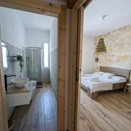 Arya Bed & Breakfast *